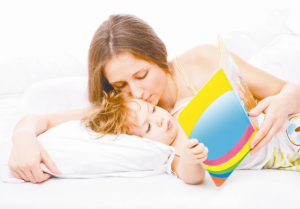 ребенок отдыхает с мамой, читая книжку