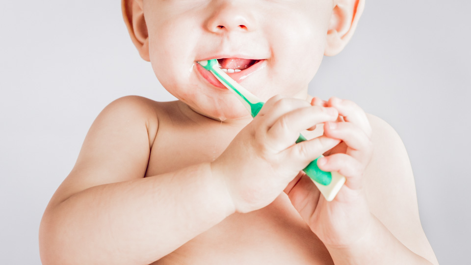 малыш чистит зубки