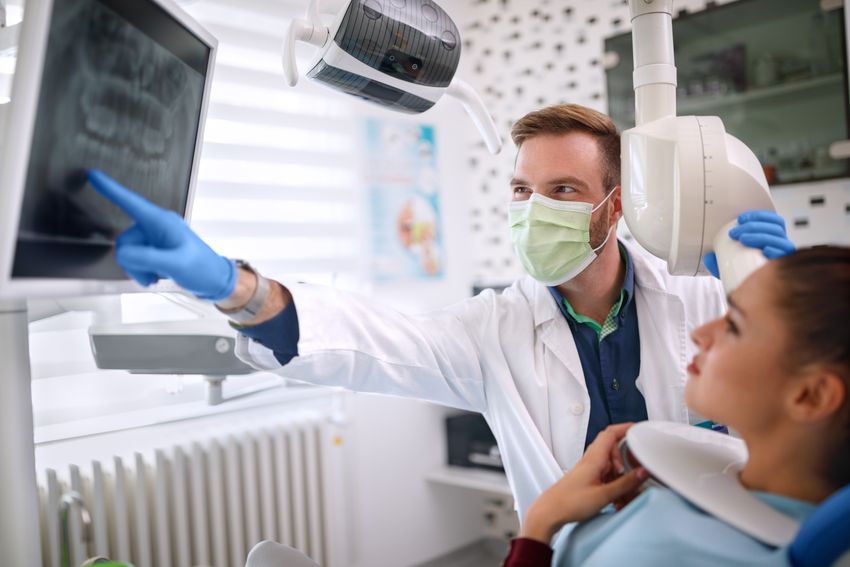 стоматолог с рентгеном