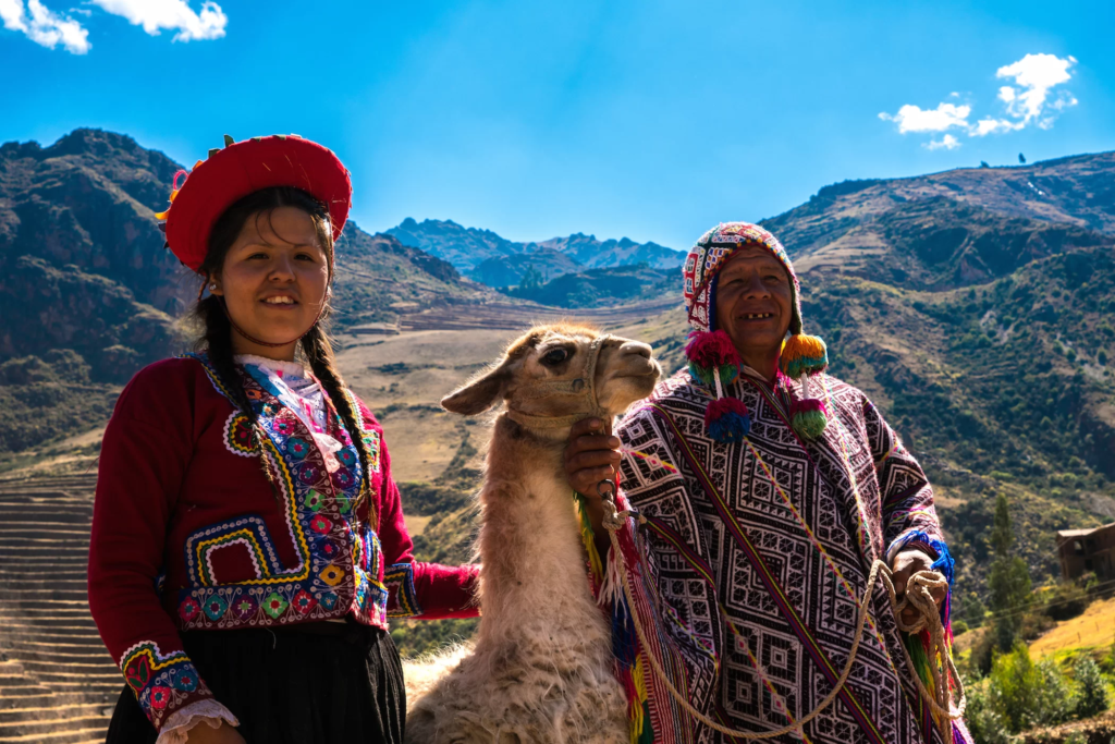коренные американцы с их ламой в Священной долине, Куско, Перу