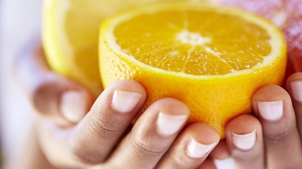 апельсин в руке