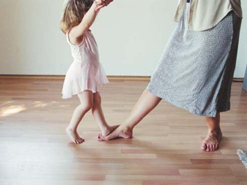 девочка танцует с мамой