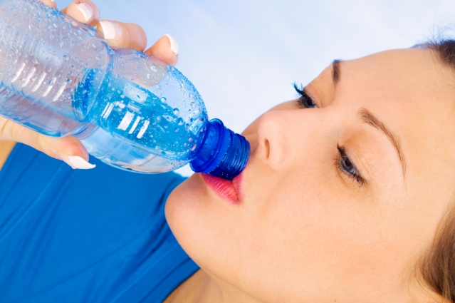 пить воду из пластиковых бутылок