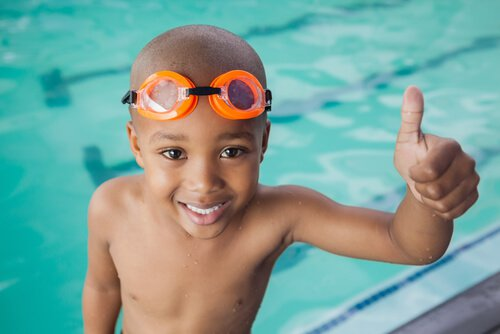 чернокожий ребенок у бассейна