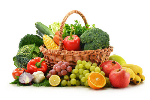 много сырых фруктов и овощей