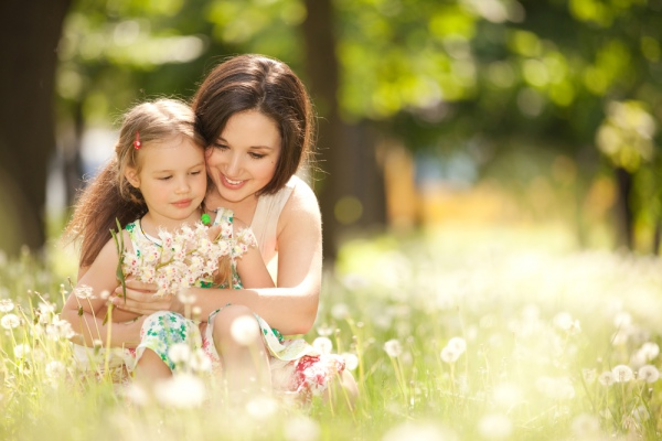 мать и дочь собрали полевые цветы