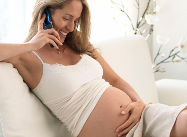 беременная с мобильником