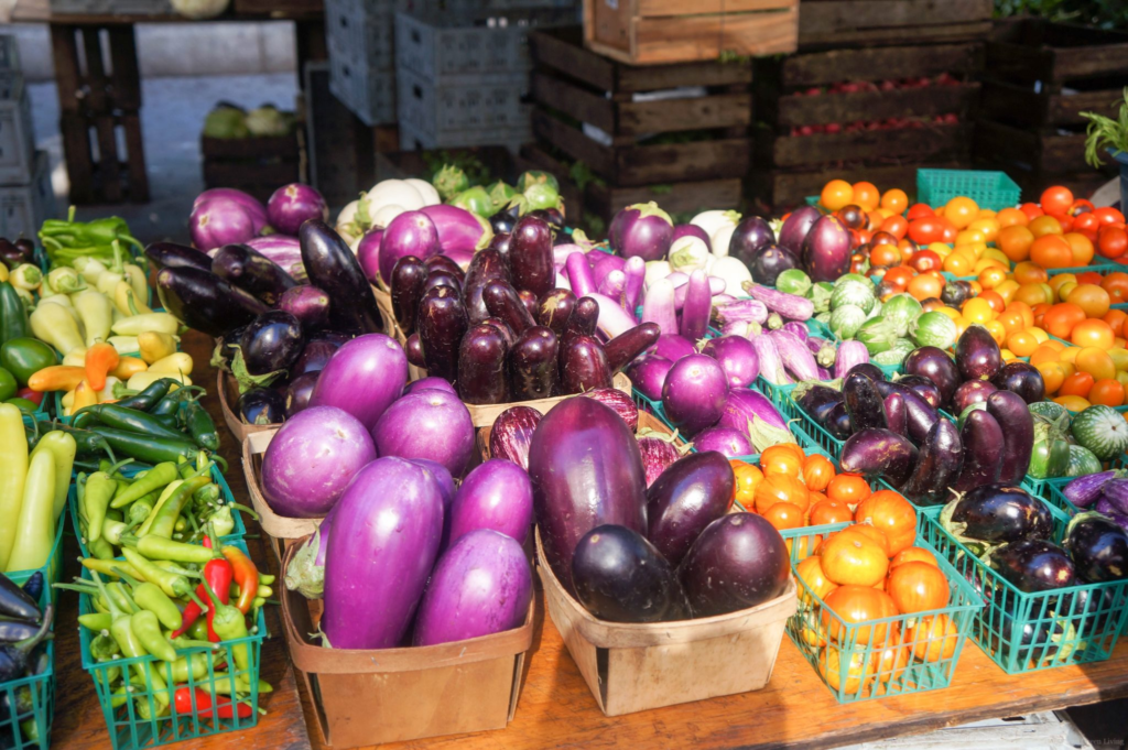 Овощи и фрукты на рынке