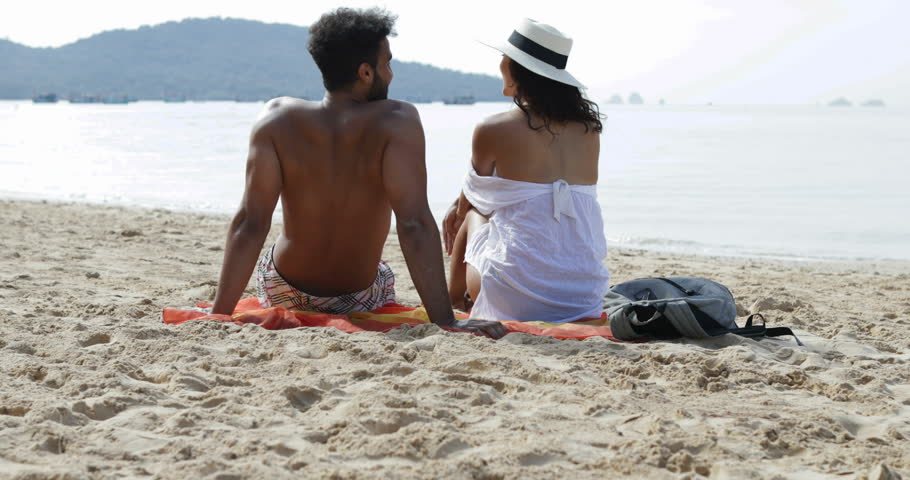 мужчина и женщина на пляже