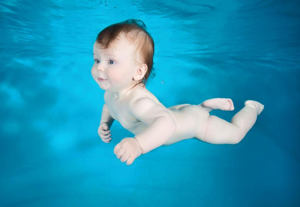 малыш плавает