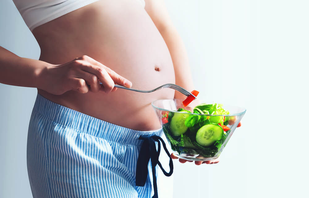беременная ест салат