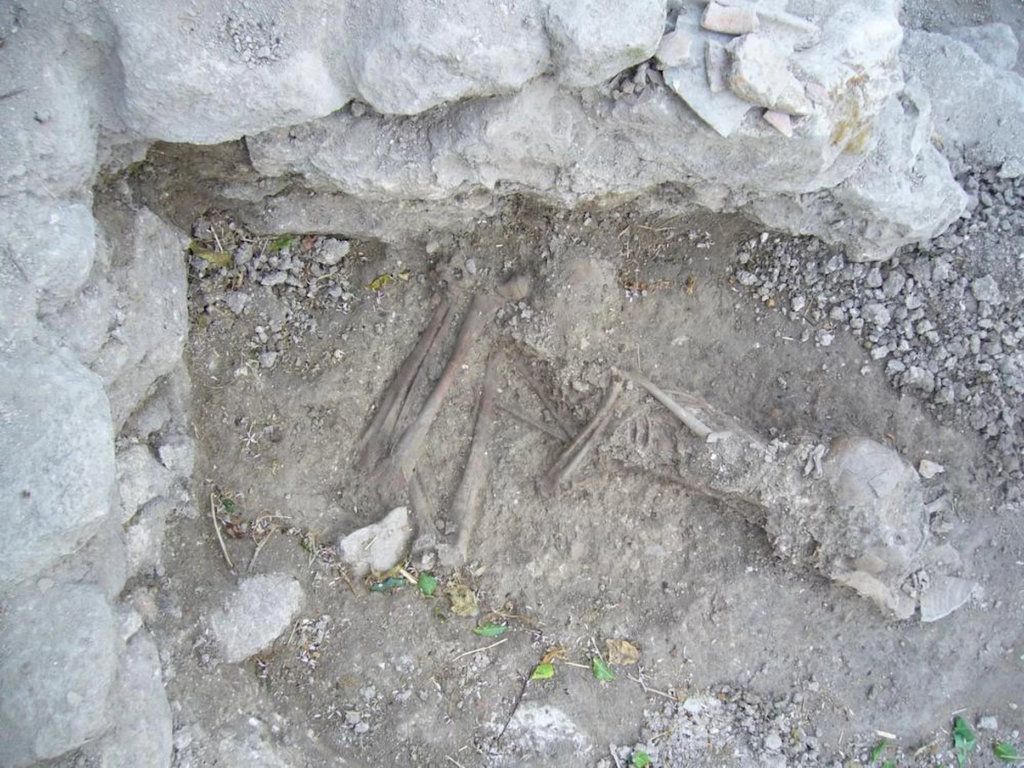 Тело молодого человека похоронено в ханаанском городе Сидоне