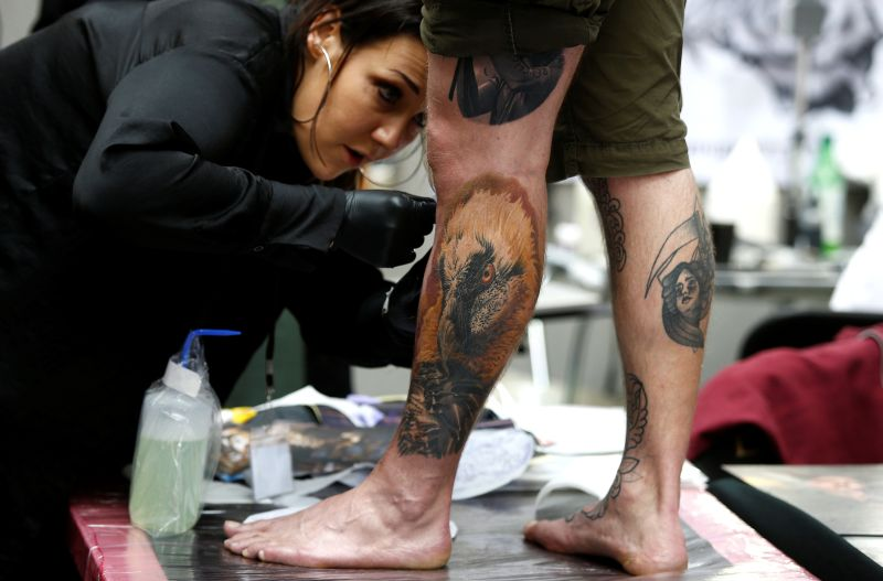 татуировка орел на ноге