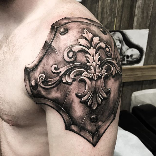 геральдическая татуировка на плече