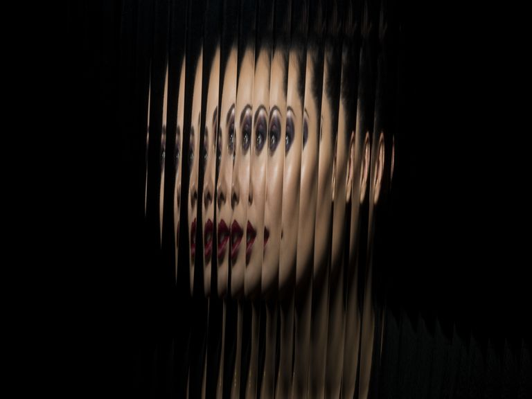 Портрет женщины через стекло