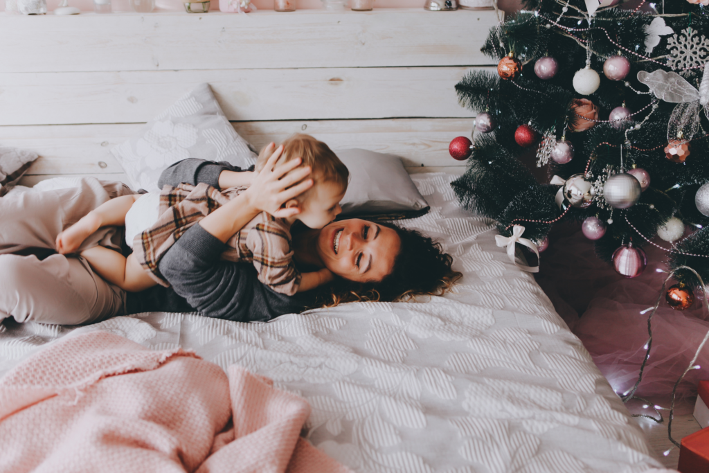 ребенок с мамой и новогодняя ёлка