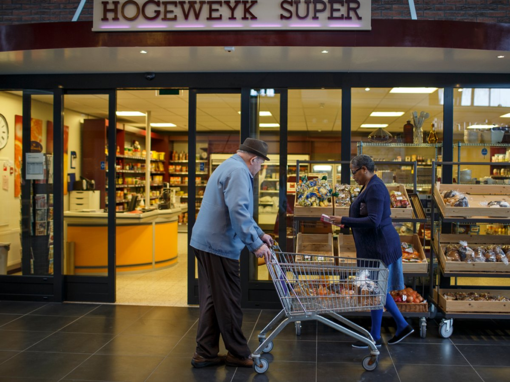 шоппинг в голландском поселении для больных деменцией