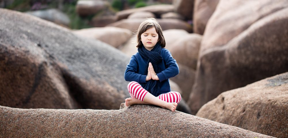 ребенок медитирует