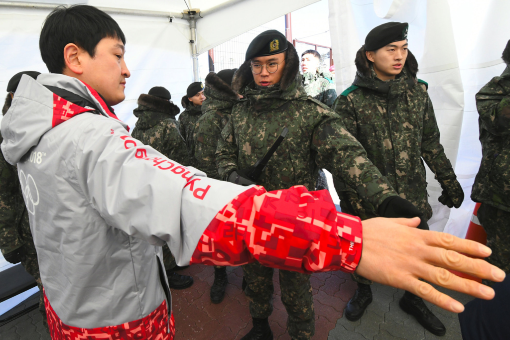 солдаты осматривают посетителя на олимпиаде