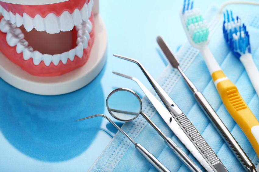 инструменты стоматолога и челюсть