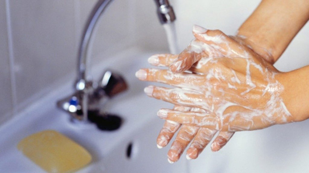 мыть руки после уалета.