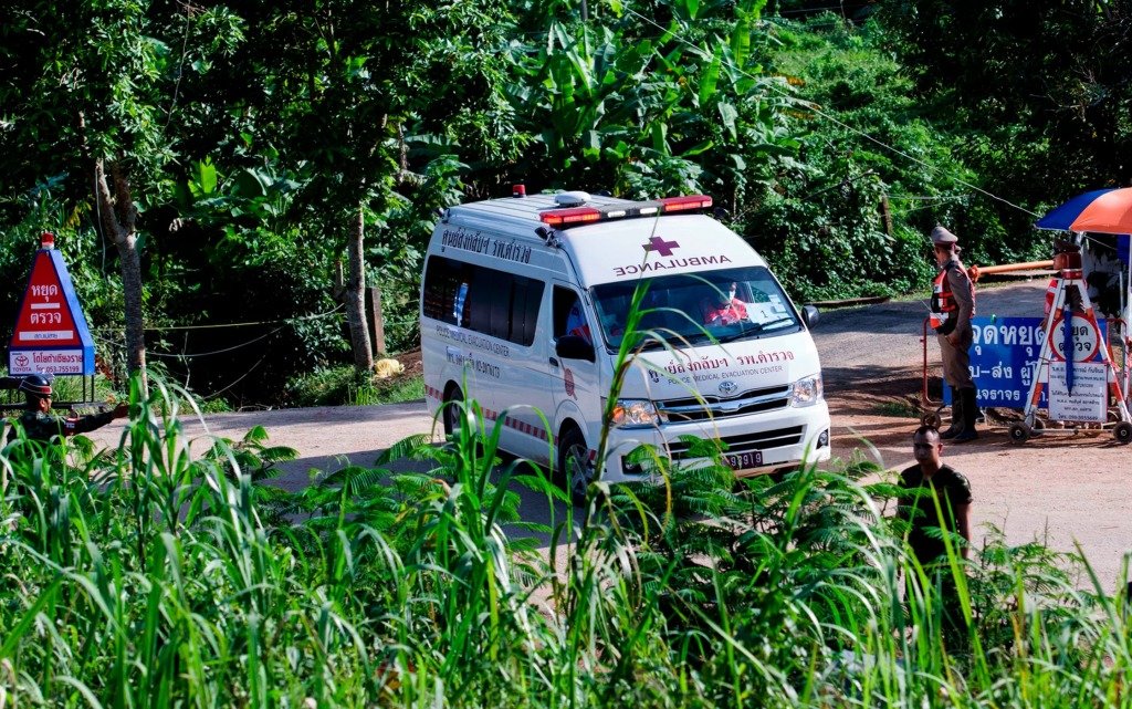 9 июля 2018 года скорая помощь покидает пещеры Тхам Луанг