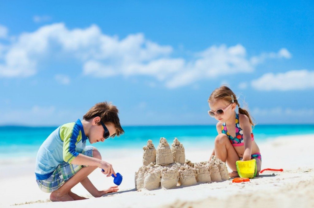 Дети на пляже играют в песок