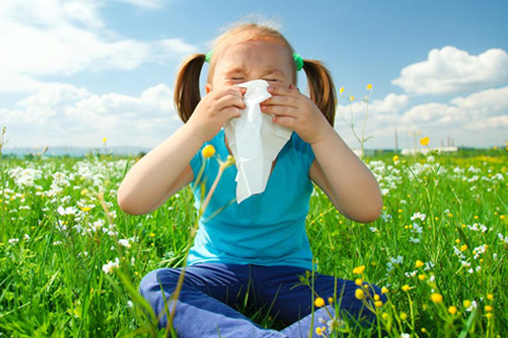 девочка страдает от аллергии и чихает