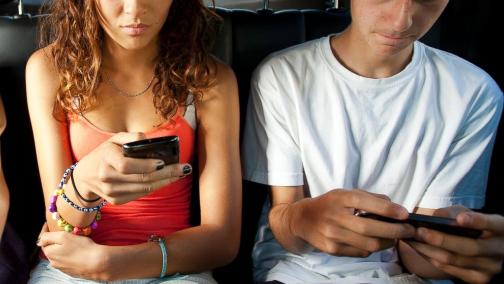 подростки сидят в телефонах