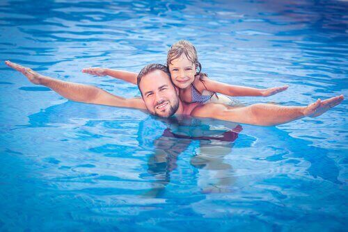 папа с дочкой в бассейне