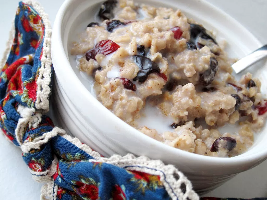 Геркулесовая каша с изюмом и орехами